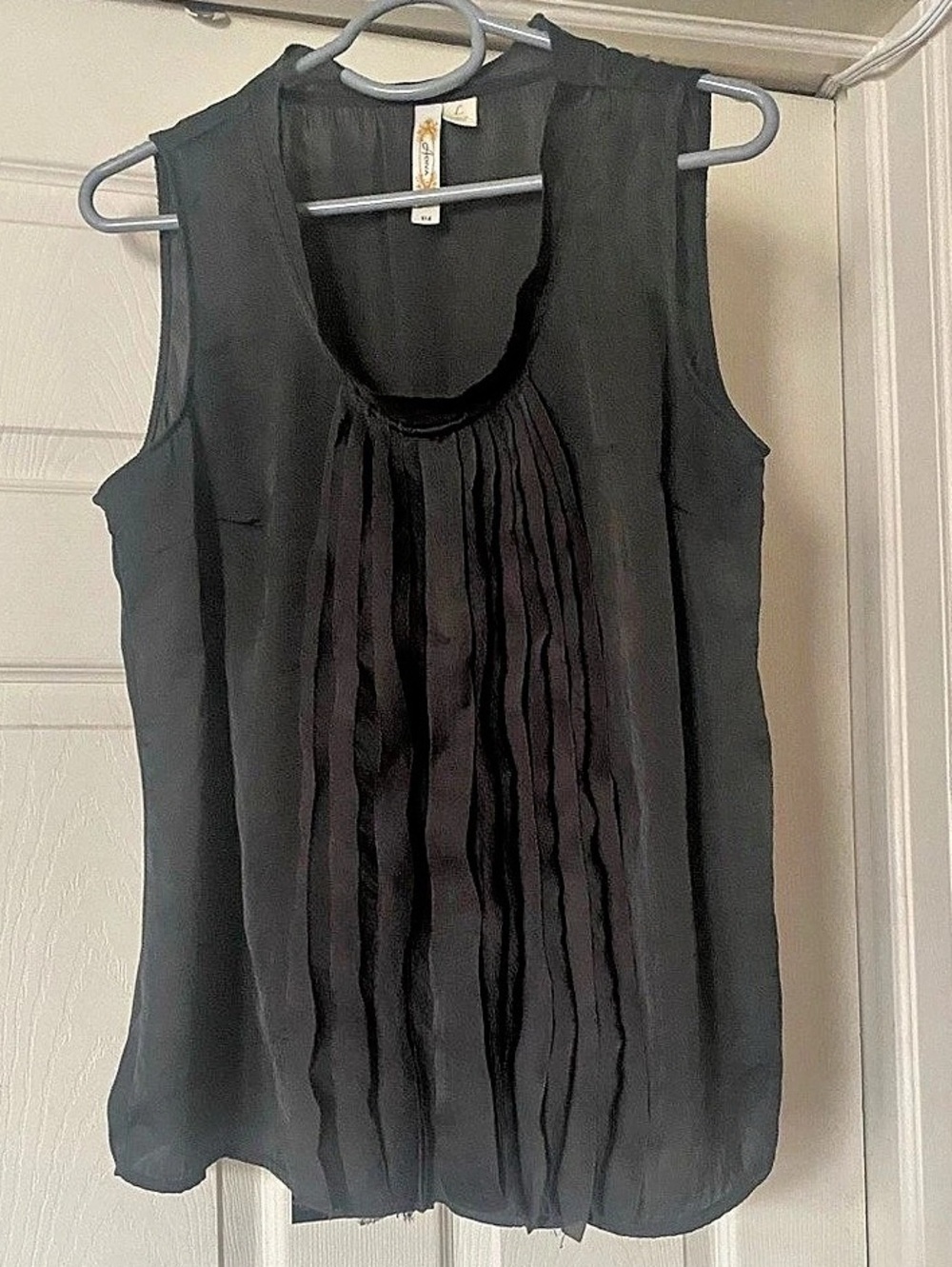 Adiva Pleated Sleeveless Blouse in Black Size Large